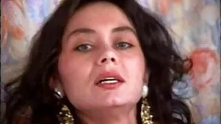 লাল চুল এবং পিগটেল ব ...