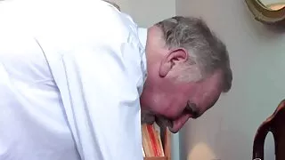 বন্য ছোট চুলের শ্যাম ...