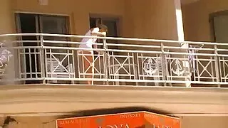 পনিটেল সহ রেডহেড কিশ ...