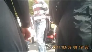 খুঁটির কাছে মোরগ চুষ ...